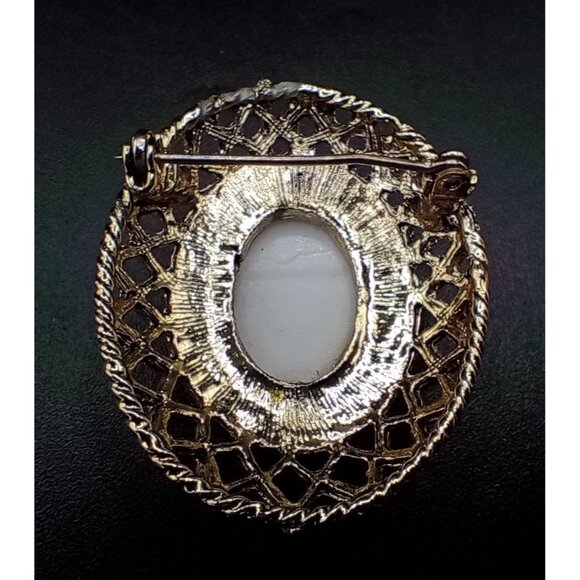 Pendant Necklace Brooch Set Vintage Germany Courting Scene 21 In Gold Tone Chain - Picture 9 of 15